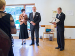 Juhlan seremoniamestari, Past President Markku Helle, lukee saapuneita onnitteluadresseja presidentti Juha Heinosen kuunnellessa ladyns Tarja Heinosen kanssa.