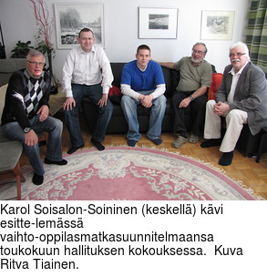 Karol Soisalon-Soininen (keskell) kvi esitte-lemss vaihto-oppilasmatkasuunnitelmaansa toukokuun hallituksen kokouksessa.  Kuva Ritva Tiainen.