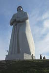 Valtava Alyosha-patsas tunturin laella Murmanskin ylpuolella katsoo Jmerelle.