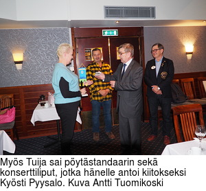 Mys Tuija sai pytstandaarin sek konserttiliput, jotka hnelle antoi kiitokseksi Kysti Pyysalo. Kuva Antti Tuomikoski