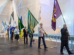 Floorankentn lippua kantoi varapresidentti Markku Heinaro.  Kuvassa lippulinna saapumassa Karhu-hallin sisn. Kuva Sakari Hannula.