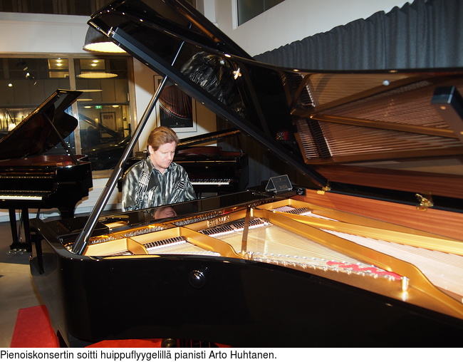 Pienoiskonsertin soitti huippuflyygelill pianisti Arto Huhtanen.