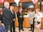 Kavaljeerien kukat ojensi Harri Pirkkalainen adjutantteinaan N-piirin tuleva kuvernri Veikko Teerioja ja Floorankentn presidentti Markku Heinaro.