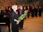 Hanna Remes ja Margit Tuokko kukitettuina.