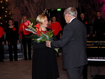 Floorankentn presidentti Hannu Salo kiitti kuoroa ja ojensi kiitoksena kukkakimpun kuoronjohtaja Hanna Remekselle.