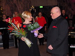 Helsingin Laulun presidentti Matti Hinttala ojensi toisen kukkakimpun.
