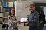 Presidentti Timo Rantanen luovutti stipendirahat valkoisessa kirjekuoressa Pasilan peruskoululle. Kirjekuoren vastaanotti Linda Lassila.
