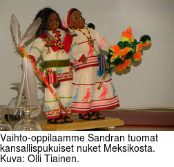 Vaihto-oppilaamme Sandran tuomat kansallispukuiset nuket Meksikosta. Kuva: Olli Tiainen.