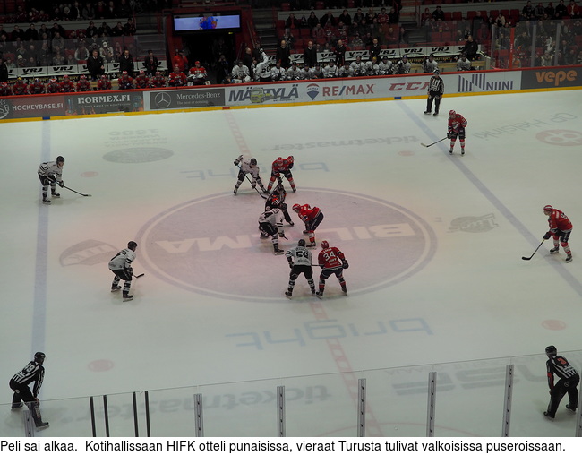 Peli sai alkaa.  Kotihallissaan HIFK otteli punaisissa, vieraat Turusta tulivat valkoisissa puseroissaan.