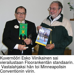 Kuvernri Esko Viinikainen sai vierailustaan Floorankentn standaarin.  Vastalahjaksi hn toi Minneapolisin Conventionin viirin.