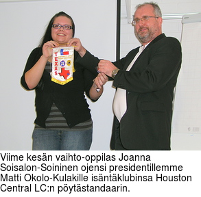 Viime kesn vaihto-oppilas Joanna Soisalon-Soininen ojensi presidentillemme Matti Okolo-Kulakille isntklubinsa Houston Central LC:n pytstandaarin.
