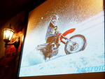 Tuire Aho lumisen talven enduroradalla. Kuva Racefoto,  esitysiltana valkokankaalta.