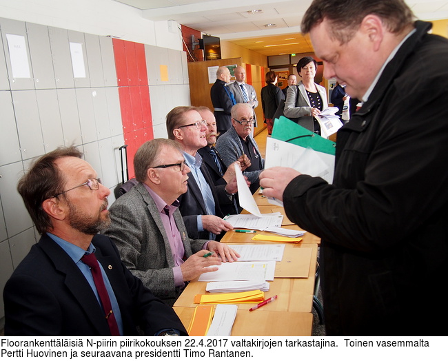 Floorankenttlisi N-piirin piirikokouksen 22.4.2017 valtakirjojen tarkastajina.  Toinen vasemmalta Pertti Huovinen ja seuraavana presidentti Timo Rantanen.