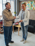 Lnsi-Pasilan ala-asteella luokanopettaja Emma Walker vastaanotti stipendirahat Floorankentn presidentilt Sakari Hannulalta.