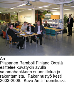 Ari
Piispanen Ramboll Finland Oy:st esittelee kuvatykin avulla
satamahankkeen suunnittelua ja rakentamista.  Rakennusty kesti
2003-2008.  Kuva Antti Tuomikoski.
