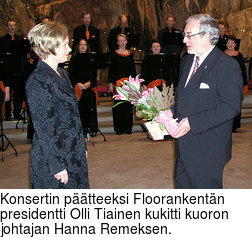 Konsertin ptteeksi Floorankentn presidentti Olli Tiainen kukitti kuoron johtajan Hanna Remeksen.