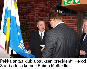 Pekka antaa klubilupauksen presidentti Heikki Saariselle ja kummi Raimo Metterille.