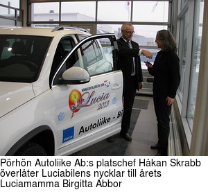 Prhn Autoliike Ab:s platschef Hkan Skrabb verlter Luciabilens nycklar till rets Luciamamma Birgitta Abbor