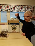 Kuvassa Pyhnnn koulun 1-luokkalainen Johannes lahjoittaa omat vanhat silmlasinsa kerykseen.