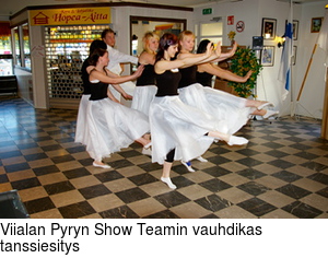 Viialan Pyryn Show Teamin vauhdikas tanssiesitys