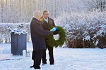 Kylmkosken sotaveteraanien puolesta seppeleen laskivat sankarivainajien muistomerkille sotaveteraani ja lion Unto Tietvinen ja lion Ahti Seppl.