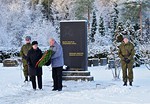 Kylmkosken Karjalaisten puolesta Enni Kuisma ja Jaakko Halonen laskivat seppeleen Karjalaan jneiden muistomerkille.