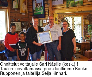 Onnittelut voittajalle Sari Nsille (kesk.) ! Taulua luovuttamassa presidenttimme Kauko Rupponen ja taiteilija Seija Kinnari.