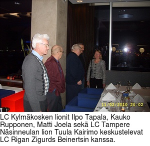LC Kylmkosken lionit Ilpo Tapala, Kauko Rupponen, Matti Joela sek LC Tampere Nsinneulan lion Tuula Kairimo keskustelevat LC Rigan Zigurds Beinertsin kanssa.
