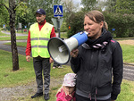 Sivistyslautakunnan puheenjohtaja Pauliina Österberg avasi liikennepäivän ja toivotti lapset tervetulleiksi opettelemaan liikennetaitoja.