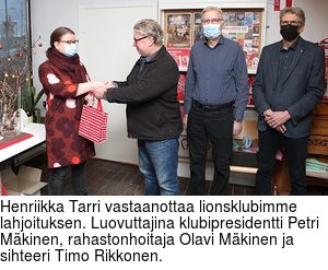 Henriikka Tarri vastaanottaa lionsklubimme lahjoituksen. Luovuttajina klubipresidentti Petri Mkinen, rahastonhoitaja Olavi Mkinen ja sihteeri Timo Rikkonen.