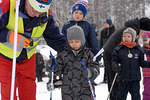 Tästä se lähtee. Kolme-neljä-vuotiaat hiihtivät 200 metriä.  Viisi-kuusi-vuotiaat 400 metriä ja seitsemän-kahdeksan-vuotiaat 600 metriä.