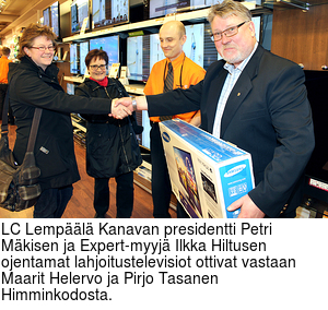 LC Lempl Kanavan presidentti Petri Mkisen ja Expert-myyj Ilkka Hiltusen ojentamat lahjoitustelevisiot ottivat vastaan Maarit Helervo ja Pirjo Tasanen Himminkodosta.