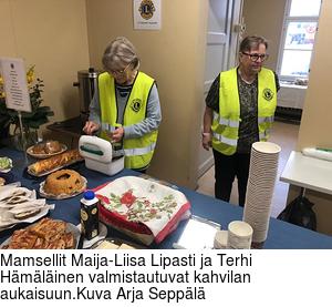 Mamsellit Maija-Liisa Lipasti ja Terhi Hmlinen valmistautuvat kahvilan aukaisuun.Kuva Arja Seppl