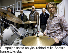 Rumpujen soitto on yksi rehtori Mika Saatsin harrastuksista.