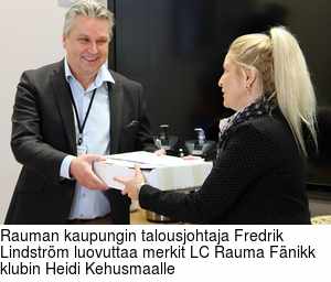 Rauman kaupungin talousjohtaja Fredrik Lindstrm luovuttaa merkit LC Rauma Fnikk klubin Heidi Kehusmaalle