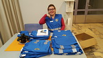 Ennen tilaisuuden alkua klubin sihteeri Laura Timonen-Nissi jakoi uudet siniset liivit klubin jsenille.