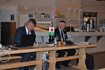 Sihteeri Jussi Timonen-Nissi ja presidentti Jorma Alakulppi aloittamassa kokousta.