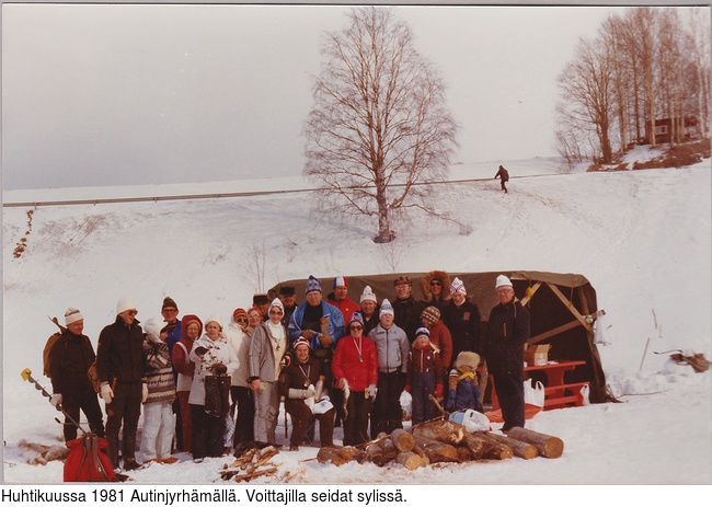 Huhtikuussa 1981 Autinjyrhmll. Voittajilla seidat syliss.