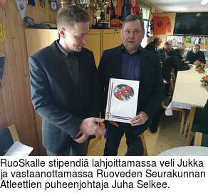 RuoSkalle stipendi lahjoittamassa veli Jukka ja vastaanottamassa Ruoveden Seurakunnan Atleettien puheenjohtaja Juha Selkee.