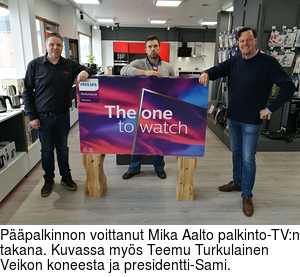 Ppalkinnon voittanut Mika Aalto palkinto-TV:n takana. Kuvassa mys Teemu Turkulainen Veikon koneesta ja presidentti-Sami.