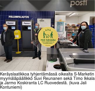 Keryslaatikkoa tyhjentmss oikealta S-Marketin myymlpllikk Suvi Reunanen sek Timo Ikkala ja Jarmo Koskiranta LC Ruovedest. (kuva Jali Kontuniemi)