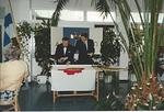 1990, Ladyjen lahjoittaman lipun naulaus 5-v. juhlassa.<br>PDG Pauli Räsänen ja pres. Unto Järvinen