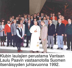 Klubin laulajien perustama Vantaan Laulu Paavin vastaanotolla Suomen itsenisyyden juhlavuonna 1992.
