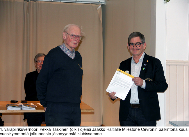 1. varapiirikuvernri Pekka Taskinen (oik.) ojensi Jaakko Haltialle Milestone Cevronin palkintona kuusi vuosikymment jatkuneesta jsenyydest klubissamme.