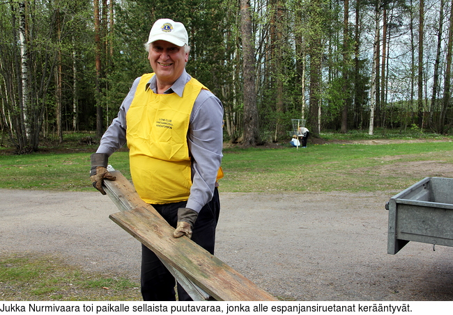 Jukka Nurmivaara toi paikalle sellaista puutavaraa, jonka alle espanjansiruetanat kerntyvt.