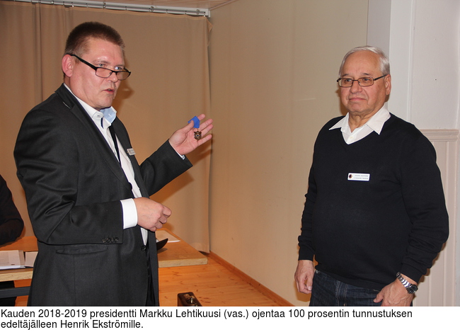 Kauden 2018-2019 presidentti Markku Lehtikuusi (vas.) ojentaa 100 prosentin tunnustuksen edeltjlleen Henrik Ekstrmille.