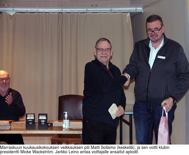 Marraskuun kuukausikokouksen veikkauksen piti Matti Sollamo (keskell), ja sen voitti klubin presidentti Micke Wackstrm. Jarkko Leino antaa voittajalle ansaitut aplodit.