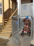 Vammaispalvelun kustantaman hissin viereen rakennettiin leijonien toimesta portaat joita voi kulkea avustaja. <br>