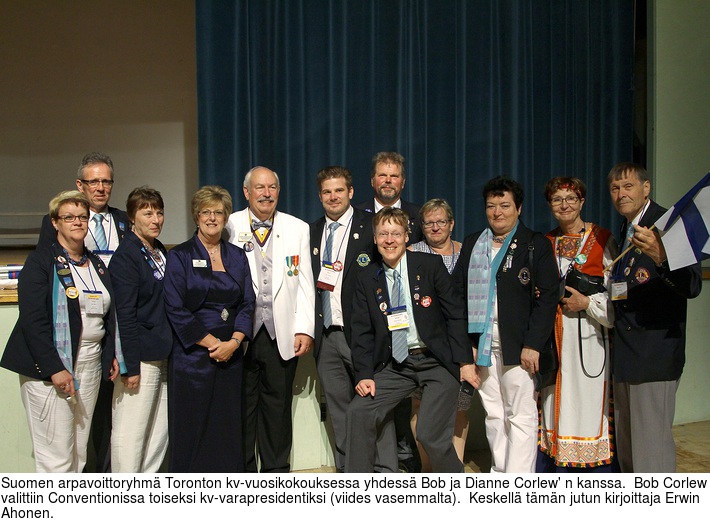 Suomen arpavoittoryhm Toronton kv-vuosikokouksessa yhdess Bob ja Dianne Corlew' n kanssa.  Bob Corlew valittiin Conventionissa toiseksi kv-varapresidentiksi (viides vasemmalta).  Keskell tmn jutun kirjoittaja Erwin Ahonen.