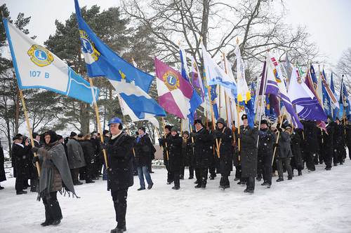 Kunnianosoitus on pttynyt, lippulinna poistuu. B-piirin lippua kantoi lohkon puheenjohtaja Kaija Luomanper ja N-piirin lippua 2. varapiirikuvernri Timo Auranen.